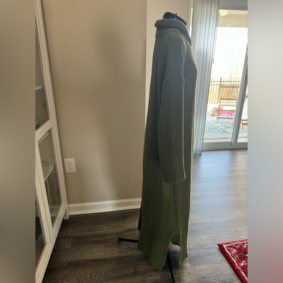 Long sweater dress with slit - Picture 2 of 4